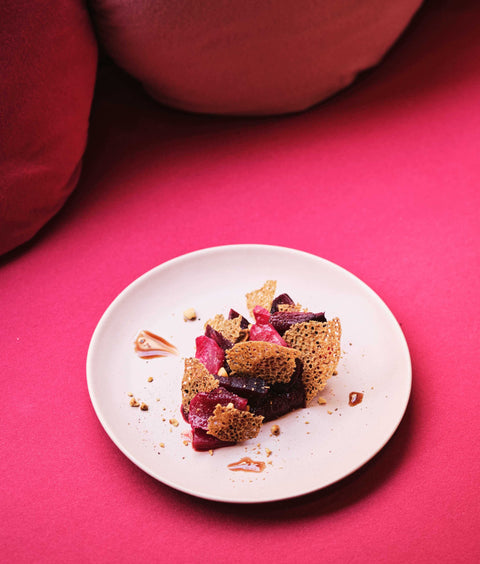 La recette HABILE est composée de trois ingrédients, bons, propres et durables, trois fois tout plutôt que trois fois rien. Et qu’il se passe quelque chose dans l’assiette, que l’ennui tombe. Betterave, framboise, noisette est le chouchou indétrônable. 