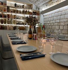À la recherche d’un lieu pour déjeuner ou dîner en petit comité ? Au 16 rue de Lancry, notre salle privée et voûtée est l’endroit parfait. Elle peut accueillir jusqu’à 18 personnes. 