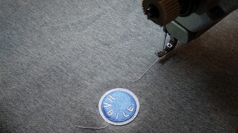 notre badge HABILE brodé à la main sur chacun de nos sweat-shirt