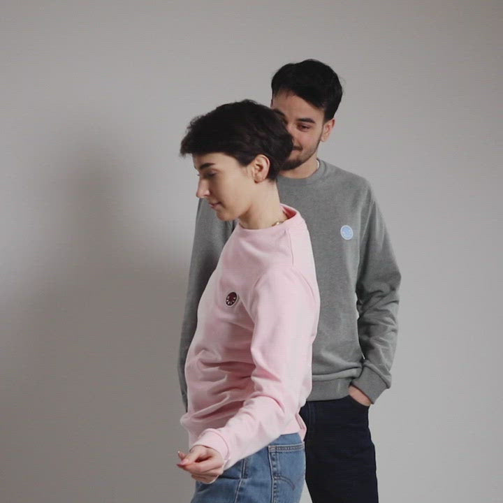nos danceurs HABILE porte un sweat-shirt rose guimauve et gris chiné pour dancer sur une musique très rythmée